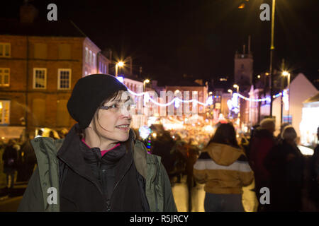 Bewdley, Großbritannien. 1. Dezember, 2018. Es gibt ein Gefühl der echten Gemeinschaft Geist und Festive Fun heute Abend als die Völker von Bewdley kommt zusammen um die Unterstützung der jährlichen Weihnachtsbeleuchtung der Stadt ein- und traditionellen viktorianischen Weihnachtsmarkt. Von den lokalen Radiosender BBC Hereford und Worcester, mit live Band Unterhaltung von Benzin und Streichhölzer gehostet, Menschenmassen dies sicherzustellen, ist ein Abend, der wirklich Advent und das Schlemmen der festlichen Jahreszeit feiert. Quelle: Lee Hudson/Alamy leben Nachrichten Stockfoto