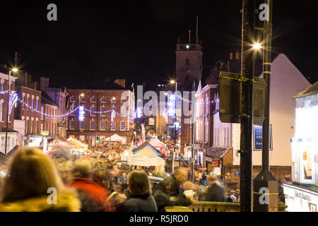 Bewdley, Großbritannien. 1. Dezember, 2018. Es gibt ein Gefühl der echten Gemeinschaft Geist und Festive Fun heute Abend als die Völker von Bewdley kommt zusammen um die Unterstützung der jährlichen Weihnachtsbeleuchtung der Stadt ein- und traditionellen viktorianischen Weihnachtsmarkt. Von den lokalen Radiosender BBC Hereford und Worcester, mit live Band Unterhaltung von Benzin und Streichhölzer gehostet, Menschenmassen dies sicherzustellen, ist ein Abend, der wirklich Advent und das Schlemmen der festlichen Jahreszeit feiert. Quelle: Lee Hudson/Alamy leben Nachrichten Stockfoto