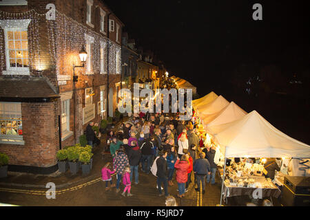 Bewdley, Großbritannien. 1. Dezember, 2018. Es gibt ein Gefühl der echten Gemeinschaft Geist und Festive Fun heute Abend als die Völker von Bewdley kommt zusammen um die Unterstützung der jährlichen Weihnachtsbeleuchtung der Stadt ein- und traditionellen viktorianischen Weihnachtsmarkt. Von den lokalen Radiosender BBC Hereford und Worcester, mit Live Band Entertainment von den erstaunlichen Benzin & Spielen, die volksmengen Es ist ein Abend, der wirklich Advent und das Schlemmen der festlichen Jahreszeit feiert gewährleisten. Quelle: Lee Hudson/Alamy leben Nachrichten Stockfoto