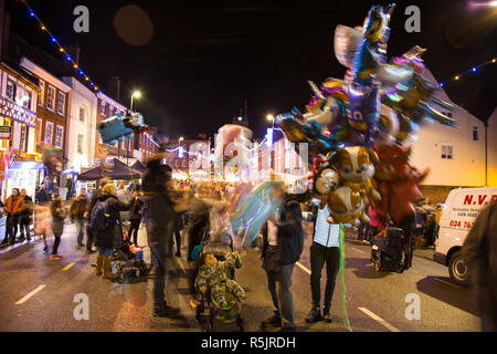 Bewdley, Großbritannien. 1. Dezember, 2018. Es gibt ein Gefühl der echten Gemeinschaft Geist und Festive Fun heute Abend als die Völker von Bewdley kommt zusammen um die Unterstützung der jährlichen Weihnachtsbeleuchtung der Stadt ein- und traditionellen viktorianischen Weihnachtsmarkt. Von den lokalen Radiosender BBC Hereford und Worcester Presenter, mit Live Band Entertainment von den erstaunlichen Benzin und Streichhölzer, die volksmengen Es ist ein Abend, der wirklich Advent und das Schlemmen der festlichen Jahreszeit feiert sicher gehostet werden. Quelle: Lee Hudson/Alamy leben Nachrichten Stockfoto