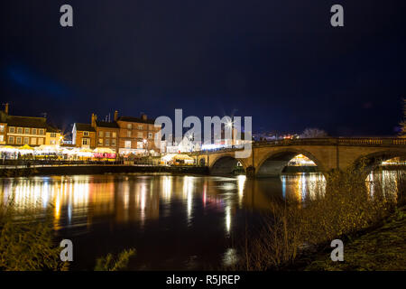 Bewdley, Großbritannien. 1. Dezember, 2018. Es gibt ein Gefühl der echten Gemeinschaft Geist und Festive Fun heute Abend als die Völker von Bewdley kommt zusammen um die Unterstützung der jährlichen Weihnachtsbeleuchtung der Stadt ein- und traditionellen viktorianischen Weihnachtsmarkt. Von den lokalen Radiosender BBC Hereford und Worcester, mit live Band Unterhaltung von Benzin und Streichhölzer gehostet, Menschenmassen dies sicherzustellen, ist ein Abend, der wirklich Advent und das Schlemmen der festlichen Jahreszeit feiert. Quelle: Lee Hudson/Alamy leben Nachrichten Stockfoto