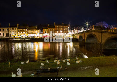 Bewdley, Großbritannien. 1. Dezember, 2018. Es gibt ein Gefühl der echten Gemeinschaft Geist und Festive Fun heute Abend als die Völker von Bewdley kommt zusammen um die Unterstützung der jährlichen Weihnachtsbeleuchtung der Stadt ein- und traditionellen viktorianischen Weihnachtsmarkt. Von den lokalen Radiosender BBC Hereford und Worcester, mit live Band Unterhaltung von Benzin und Streichhölzer gehostet, Menschenmassen dies sicherzustellen, ist ein Abend, der wirklich Advent und das Schlemmen der festlichen Jahreszeit feiert. Quelle: Lee Hudson/Alamy leben Nachrichten Stockfoto