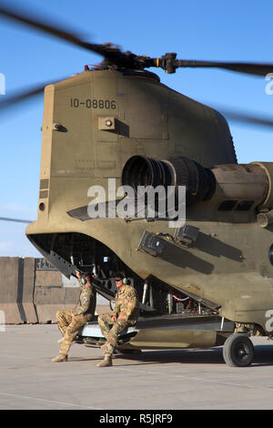 Dahlke, Afghanistan. 1. Dez, 2018. Die Vereinigten Staaten sind die Nummer eins in der Luft Unterstützung in Afghanistan im Rahmen der NATO-Operation der entschlossenen Unterstützung. Die 101St Airborne Combat Aviation Brigade ist die Bereitstellung von Unterstützung für die afghanische Armee sowie im Training. Alle in den Hoffnungen für eine sicherere Afghanistan. Zwei Soldaten sitzen auf dem Rücken eines Chinook Helikopter. Credit: Allison Abendessen/ZUMA Draht/Alamy leben Nachrichten Stockfoto