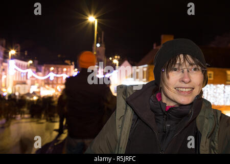 Bewdley, Großbritannien. 1. Dezember, 2018. Es gibt ein Gefühl der echten Gemeinschaft Geist und Festive Fun heute Abend als die Völker von Bewdley kommt zusammen um die Unterstützung der jährlichen Weihnachtsbeleuchtung der Stadt ein- und traditionellen viktorianischen Weihnachtsmarkt. Von den lokalen Radiosender BBC Hereford und Worcester, mit live Band Unterhaltung von Benzin und Streichhölzer gehostet, die volksmengen Es ist ein Abend, der wirklich Advent und das Schlemmen der festlichen Jahreszeit feiert gewährleisten. Quelle: Lee Hudson/Alamy leben Nachrichten Stockfoto