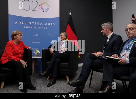 Buenos Aires, Argentinien. 1. Dezember, 2018. Argentinische Präsident Mauricio Macri, Mitte, während eines bilateralen Treffens mit Bundeskanzlerin Angela Merkel am letzten Tag des G20-Gipfels am 1. Dezember 2018 in Buenos Aires, Argentinien. Credit: Planetpix/Alamy leben Nachrichten Stockfoto