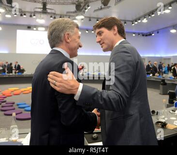 Buenos Aires, Argentinien. 1. Dezember, 2018. Kanadische Premierminister Justin Trudeau, rechts, durch argentinische Präsident Mauricio Macri, Links, für die Bewirtung einer erfolgreichen Gipfel zum Abschluss der zweitägigen G20-Gipfel am 1. Dezember 2018 in Buenos Aires, Argentinien. Credit: Planetpix/Alamy leben Nachrichten Stockfoto