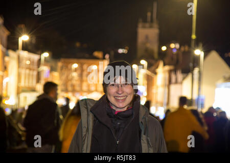 Bewdley, Großbritannien. 1. Dezember, 2018. Es gibt ein Gefühl der echten Gemeinschaft Geist und Festive Fun heute Abend als die Völker von Bewdley kommt zusammen um die Unterstützung der jährlichen Weihnachtsbeleuchtung der Stadt ein- und traditionellen viktorianischen Weihnachtsmarkt. Von den lokalen Radiosender BBC Hereford und Worcester, mit live Band Unterhaltung von Benzin und Streichhölzer gehostet, Menschenmassen dies sicherzustellen, ist ein Abend, der wirklich Advent und das Schlemmen der festlichen Jahreszeit feiert. Quelle: Lee Hudson/Alamy leben Nachrichten Stockfoto