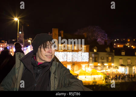 Bewdley, Großbritannien. 1. Dezember, 2018. Es gibt ein Gefühl der echten Gemeinschaft Geist und Festive Fun heute Abend als die Völker von Bewdley kommt zusammen um die Unterstützung der jährlichen Weihnachtsbeleuchtung der Stadt ein- und traditionellen viktorianischen Weihnachtsmarkt. Von den lokalen Radiosender BBC Hereford und Worcester, mit live Band Unterhaltung von Benzin und Streichhölzer gehostet, Menschenmassen dies sicherzustellen, ist ein Abend, der wirklich Advent und das Schlemmen der festlichen Jahreszeit feiert. Quelle: Lee Hudson/Alamy leben Nachrichten Stockfoto