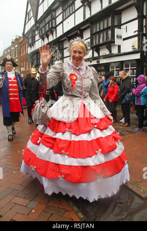 Rochester, Kent, Großbritannien. 1. Dezember 2018: eine Dame gekleidet, wie ein Charakter aus der Dickensian Alter particiapte in der Mann Parade am Rochester High Street. Hunderte Menschen nahmen an der Dickensian Festival in Rochester am 1. Dezember 2018. Der Umzug des Festivals die Teilnehmer in viktorianischen Kostümen aus der Dickensian Alter. Die Stadt und die Gegend war die Einstellung vieler von Charles Dickens Romanen und ist die Einstellung zu zwei jährliche Festivals in seiner Ehre. Fotos: David Mbiyu/Alamy leben Nachrichten Stockfoto