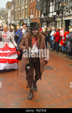 Rochester, Kent, Großbritannien. 1. Dezember 2018: ein Mann gekleidet, wie ein Charakter aus der Dickensian Ära in der Parade am Rochester High Street teilnimmt. in Hunderten von Menschen nahmen an der Dickensian Festival in Rochester am 1. Dezember 2018. Der Umzug des Festivals die Teilnehmer in viktorianischen Kostümen aus der Dickensian Alter. Die Stadt und die Gegend war die Einstellung vieler von Charles Dickens Romanen und ist die Einstellung zu zwei jährliche Festivals in seiner Ehre. Fotos: David Mbiyu/Alamy leben Nachrichten Stockfoto