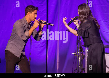 Brighton, England. 01. Dezember 2018, Lea Michele & Darren Cris durchführen während der öffnung Nacht Der LM/DC-UK-Tour an der Brighton Centre, England, Lea Michele & Darren Criss sind am besten für die Wiedergabe von Rachel Berry & Blaine Anderson auf Hochgelobte globale Phänomen FOX'S Glee © Jason Richardson/Alamy Leben Nachrichten bekannt Stockfoto