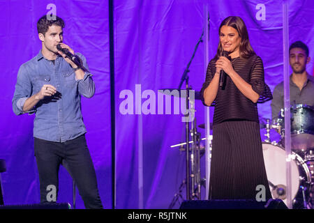 Brighton, England. 01. Dezember 2018, Lea Michele & Darren Cris durchführen während der öffnung Nacht Der LM/DC-UK-Tour an der Brighton Centre, England, Lea Michele & Darren Criss sind am besten für die Wiedergabe von Rachel Berry & Blaine Anderson auf Hochgelobte globale Phänomen FOX'S Glee © Jason Richardson/Alamy Leben Nachrichten bekannt Stockfoto