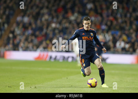 Madrid, Madrid, Spanien. 1. Dez, 2018. Kevin Gameiro (Valencia CF), die in Aktion während der Liga Match zwischen Real Madrid und Valencia CF im Estadio Santiago Bernabéu in Madrid gesehen. Credit: Manu Reino/SOPA Images/ZUMA Draht/Alamy leben Nachrichten Stockfoto