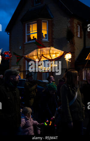 Milton Keynes, UK. 1. Dez, 2018. Über 200 Laternen melden Sie Stony Stratford Laternenumzug zur Weihnachtsbeleuchtung einschalten Zeremonie. Thema in diesem Jahr für Laternen war 'Weihnachten im Kino." Quelle: David Isaacson/Alamy leben Nachrichten Stockfoto