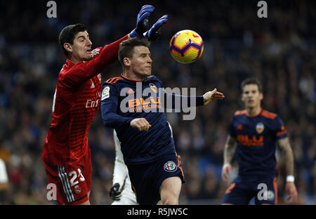 Madrid, Madrid, Spanien. 1. Dez, 2018. Kevin Gameiro (Valencia CF) und Tibaut Courtois (Real Madrid) sind in der Tätigkeit während des La Liga Match zwischen Real Madrid und Valencia CF im Estadio Santiago Bernabéu in Madrid gesehen. Credit: Manu Reino/SOPA Images/ZUMA Draht/Alamy leben Nachrichten Stockfoto