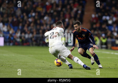 Madrid, Madrid, Spanien. 1. Dez, 2018. Jose Luis Gaya (Valencia CF), die in Aktion während der Liga Match zwischen Real Madrid und Valencia CF im Estadio Santiago Bernabéu in Madrid gesehen. Credit: Manu Reino/SOPA Images/ZUMA Draht/Alamy leben Nachrichten Stockfoto