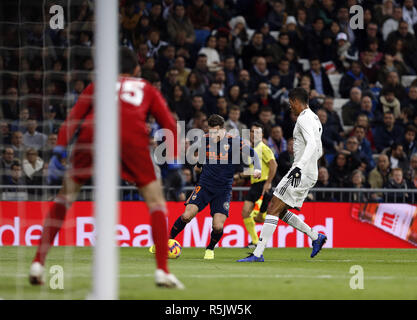 Madrid, Madrid, Spanien. 1. Dez, 2018. Kevin Gameiro (Valencia CF), die in Aktion während der Liga Match zwischen Real Madrid und Valencia CF im Estadio Santiago Bernabéu in Madrid gesehen. Credit: Manu Reino/SOPA Images/ZUMA Draht/Alamy leben Nachrichten Stockfoto