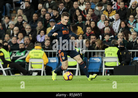 Madrid, Madrid, Spanien. 1. Dez, 2018. Von Valencia CF Kevin Gameiro in Aktion während der La Liga Match zwischen Real Madrid und Valencia CF im Santiago Bernabeu in Madrid, Spanien. Credit: LEGAN S. Mace/SOPA Images/ZUMA Draht/Alamy leben Nachrichten Stockfoto