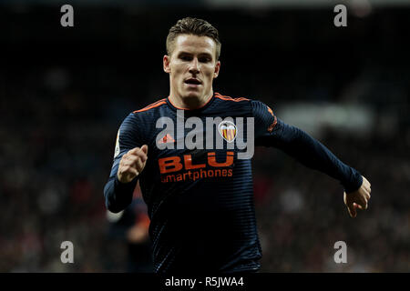 Madrid, Madrid, Spanien. 1. Dez, 2018. Von Valencia CF Kevin Gameiro in Aktion während der La Liga Match zwischen Real Madrid und Valencia CF im Santiago Bernabeu in Madrid, Spanien. Credit: LEGAN S. Mace/SOPA Images/ZUMA Draht/Alamy leben Nachrichten Stockfoto