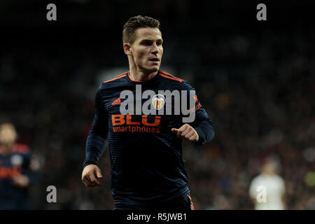 Madrid, Madrid, Spanien. 1. Dez, 2018. Von Valencia CF Kevin Gameiro in Aktion während der La Liga Match zwischen Real Madrid und Valencia CF im Santiago Bernabeu in Madrid, Spanien. Credit: LEGAN S. Mace/SOPA Images/ZUMA Draht/Alamy leben Nachrichten Stockfoto