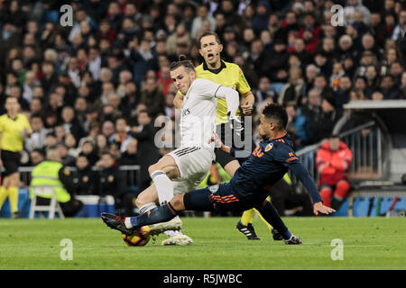 Madrid, Madrid, Spanien. 1. Dez, 2018. Gareth Bale von Real Madrid und Valencia CF Francis Coquelin Kampf um den Ball während La Liga Match zwischen Real Madrid und Valencia CF im Santiago Bernabeu in Madrid, Spanien. Credit: LEGAN S. Mace/SOPA Images/ZUMA Draht/Alamy leben Nachrichten Stockfoto