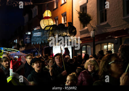 Milton Keynes, UK. 1. Dez, 2018. Über 200 Laternen melden Sie Stony Stratford Laternenumzug zur Weihnachtsbeleuchtung einschalten Zeremonie. Thema in diesem Jahr für Laternen war 'Weihnachten im Kino." Quelle: David Isaacson/Alamy leben Nachrichten Stockfoto