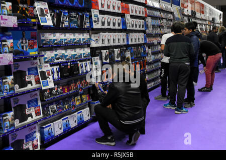 Dezember 1, 2018 - L'Hospitalet, Barcelona, Spanien - Menschen gesehen kaufen Videospiele in einem Store spezialisiert auf Spiele und die während des Barcelona Spiele Fair, Kredit: Ramon Costa/SOPA Images/ZUMA Draht/Alamy leben Nachrichten Stockfoto