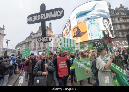 London, Großbritannien. 1. Dezember 2018. Der März geht vorbei Piccadilly Circus. Mehrere tausend marschierten durch London aus einer Kampagne gegen den Klimawandel an LED-Rallye außerhalb der polnischen Botschaft, wo Zweifel geäußert wurden über UN-Klimaverhandlungen der nächsten Woche Gespräche in Kattowitz, Polen, das von führenden Firmen in Polen fossiler Brennstoff Industrie gefördert werden. Rally gegenüber Downing St an Stockfoto