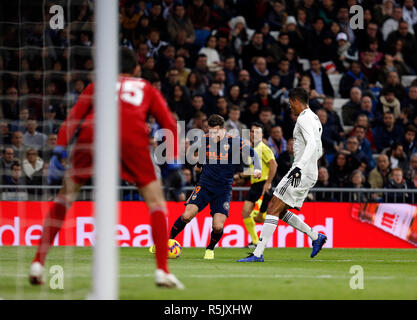 Kevin Gameiro (Valencia CF), die in Aktion während der Liga Match zwischen Real Madrid und Valencia CF im Estadio Santiago Bernabéu in Madrid gesehen. (Endstand: Real Madrid 2 - 0 Valencia) Stockfoto