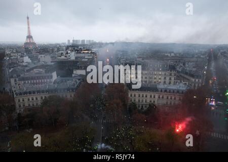 Paris, Frankreich. 1. Dez, 2018. Eine allgemeine Ansicht der Streik von der Oberseite der Arc De Triomphe ist bei einem Protest gelbe Weste' in Paris gesehen. Ohne politische Zugehörigkeit, Bewegung Kundgebungen der''˜ gelbe Weste' in verschiedenen Städten in Frankreich gegen Steuern und die steigenden Kraftstoffpreise. Credit: Sathiri Kelapa/SOPA Images/ZUMA Draht/Alamy leben Nachrichten Stockfoto