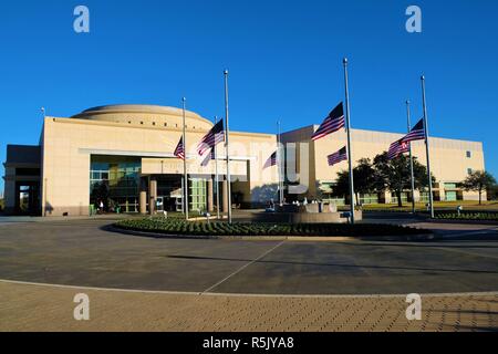 College Station, Texas, USA. 1, Dez. 2018. Fahnen fliegen jetzt am halben Mast zu Ehren des ehemaligen Präsidenten George H.W. Bushs, die am 30. November 2018, an der George Bush Presidential Library in College Station, Texas, USA. Ehemaliger Präsident Bush starb, Nov. 30, 2018 im Alter von 94 Jahren. Stockfoto