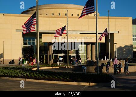 College Station, Texas, USA. 1, Dez. 2018. Fahnen fliegen jetzt am halben Mast zu Ehren des ehemaligen Präsidenten George H.W. Bushs, die am 30. November 2018, an der George Bush Presidential Library in College Station, Texas, USA. Ehemaliger Präsident Bush starb, Nov. 30, 2018 im Alter von 94 Jahren. Stockfoto