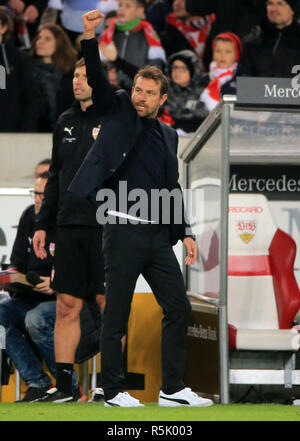 Stuttgart, Deutschland. 1. Dez, 2018. Stuttgarts Head Coach Markus Weinzierl feiert Sieg nach einem Deutschen Bundesligaspiel zwischen dem FC Augsburg und VfB Stuttgart In Stuttgart, Deutschland, Dez. 1, 2018. Augsburg 0-1 verloren. Credit: Philippe Ruiz/Xinhua/Alamy leben Nachrichten Stockfoto