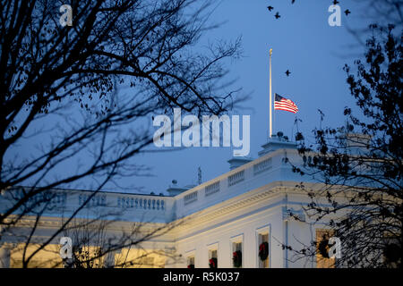 Washington, DC, USA. 1. Dez, 2018. Die US National Flagge an der Hälfte - Mitarbeiter im Weißen Haus Tribut zum ehemaligen US-Präsidenten George H.W. Bush in Washington, DC, Dez. 1, 2018. Credit: Ting Shen/Xinhua/Alamy leben Nachrichten Stockfoto