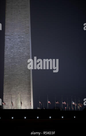 Washington, DC, USA. 1. Dez, 2018. U.S. National Flags sind zur Hälfte gesehen - die Mitarbeiter am Washington Monument zu Ehren der frühere US-Präsident George W. Bush in Washington, DC, Dez. 1, 2018. Credit: Ting Shen/Xinhua/Alamy leben Nachrichten Stockfoto