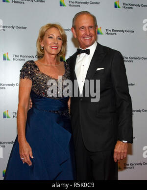 Washington DC, USA. 1. XDecember, 2018. Außenminister der Vereinigten Staaten Bildung Betsy DeVos und ihr Mann, Richard, kommen für die formale Artist Abendessen zu Ehren des Empfänger der 41st jährlichen Kennedy Center Honors von US-Staatssekretär John J. Sullivan an das US-Außenministerium in Washington, DC am Samstag, 1. Dezember 2018 gehostet wird. Die Preisträger 2018 sind: Sängerin und Schauspielerin Cher; Komponist und Pianist Philip Glass; Country Musik entertainer Reba McEntire, und Jazz Saxophonist und Komponist Wayne Shorter. Credit: MediaPunch Inc/Alamy leben Nachrichten Stockfoto
