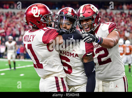 Oklahoma cornerback Tre Braun (6) feiert mit Teamkollegen, Oklahoma cornerback Parnell Motley (11) und Oklahoma defensive Ende Amani Bledsoe (72), nachdem er einen Sack in der Ende Zone für 2-Punkte während der Dr. Pepper Big-12 Meisterschaft zwischen dem Oklahoma Sooners vs Texas Longhorns an eine NCAA Big-12 Meisterschaft Fußball Spiel bei AT&T Stadium, Arlington, Texas. 12/01/18. Manny Flores/Cal Sport Media Stockfoto