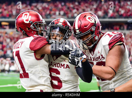 Oklahoma cornerback Tre Braun (6) feiert mit Teamkollegen, Oklahoma cornerback Parnell Motley (11) und Oklahoma defensive Ende Amani Bledsoe (72), nachdem er einen Sack in der Ende Zone für 2-Punkte während der Dr. Pepper Big-12 Meisterschaft zwischen dem Oklahoma Sooners vs Texas Longhorns an eine NCAA Big-12 Meisterschaft Fußball Spiel bei AT&T Stadium, Arlington, Texas. 12/01/18. Manny Flores/Cal Sport Media Stockfoto