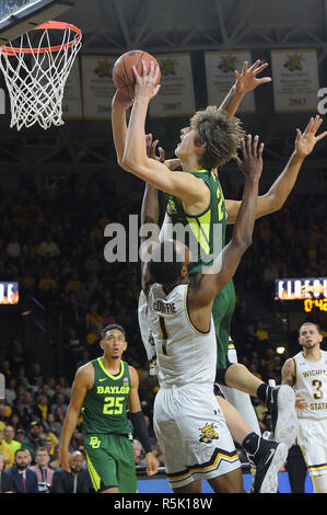 Wichita, Kansas, USA. 01 Dez, 2018. Baylor Bears guard Matthäus Mayer (24) Kerben in einem Masse während der NCAA Basketball Spiel zwischen der Baylor Bears und die Wichita State Shockers an Charles Koch Arena in Wichita, Kansas. Kendall Shaw/CSM/Alamy leben Nachrichten Stockfoto