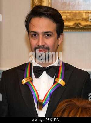 Lin-Manuel Miranda, eine der speziellen honorees für bahnbrechende Arbeiten auf Hamilton, wie er mit den Empfängern der 41st jährlichen Kennedy Center Honors stellt posieren für ein Gruppenfoto nach einem Abendessen, United States Stellvertretender Außenminister John J. Sullivan zu ihren Ehren bewirtet an das US-Außenministerium in Washington, DC am Samstag, 1. Dezember 2018. Die Preisträger 2018 sind: Sängerin und Schauspielerin Cher; Komponist und Pianist Philip Glass; Country Musik entertainer Reba McEntire, und Jazz Saxophonist und Komponist Wayne Shorter. In diesem Jahr, die mitschöpfer von Hamilton, - Schriftsteller und Schauspieler Lin-M Stockfoto