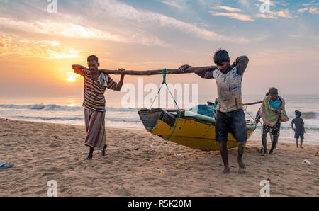 November 16,2018. Puri, Odisha, Indien. Fischer toeing ihre Fischerboot zu Puri Beach. Stockfoto