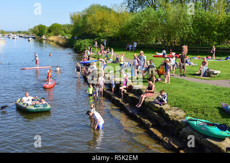 Familien entspannten Fluss Frome, Wareham Quay, Wareham, Dorset, England, Vereinigtes Königreich Stockfoto