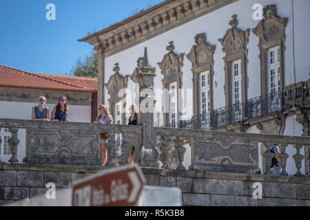 Porto/Portugal - 10/02/2018: Blick in ein Frauen sprechen und Suchen auf Belvedere, bischöflicher Palast von Porto als Hintergrund Stockfoto