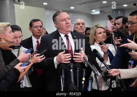 Us-Staatssekretär Mike Pompeo spricht mit den Medien nach dem kurzen der US-Senat über die Beziehungen mit Saudi-arabien auf dem Capitol Hill November 28, 2018 in Washington, D.C. Pompeo wies die Behauptungen, daß Saudi-Arabien ermordete Journalist Jamal Khashoggi und stattdessen betonte die Bedeutung guter Beziehungen zu Saudi-Arabien. Stockfoto