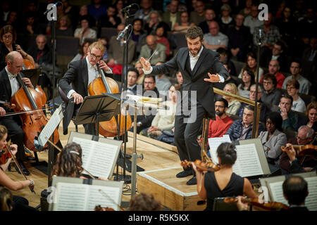 Israelische Dirigent Omer Meir Wellber wird Chefdirigent des BBC Philharmonic Orchestra, die in der Bridgewater Hall in Manchester Stockfoto