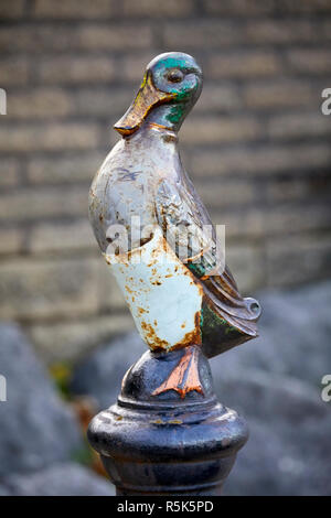 Morecambe Metall duck Statue auf schlafende Polizist in der Stadt Stockfoto