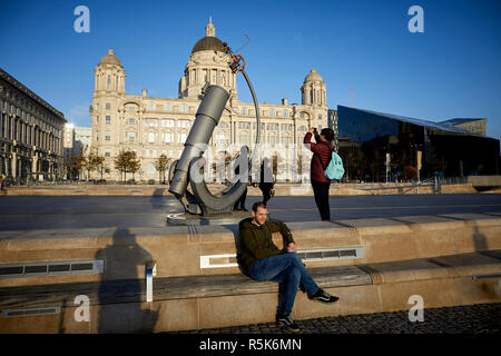 Pier Head Liverpool Waterfront Bewertung in der Öffentlichkeit die touristische Zugkraft, mit Himmel und Erde Teleskop und Freder Skulptur von Andy Anlage Stockfoto