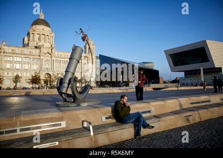 Pier Head Liverpool Waterfront Bewertung in der Öffentlichkeit die touristische Zugkraft, mit Himmel und Erde Teleskop und Freder Skulptur von Andy Anlage Stockfoto