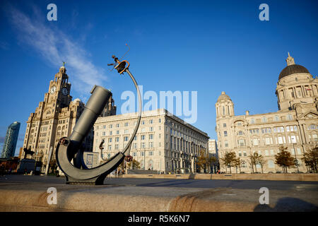 Pier Head Liverpool Waterfront Bewertung in der Öffentlichkeit die touristische Zugkraft, mit Himmel und Erde Teleskop und Freder Skulptur von Andy Anlage Stockfoto