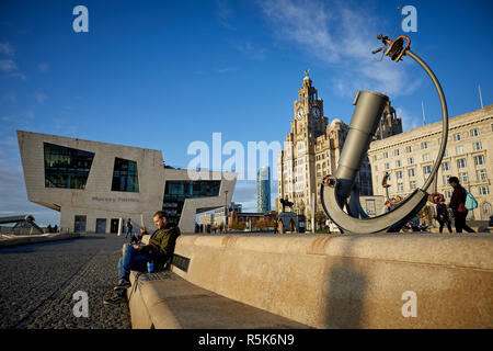 Pier Head Liverpool Waterfront Bewertung in der Öffentlichkeit die touristische Zugkraft, mit Himmel und Erde Teleskop und Freder Skulptur von Andy Anlage Stockfoto